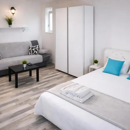 Complex Jelena Gasthuis 3*