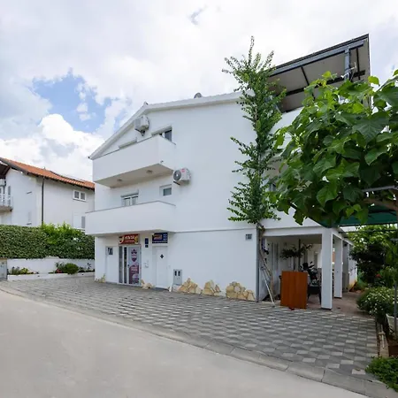 Πανσιόν Complex Jelena 3*