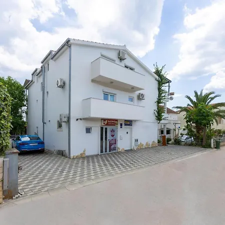 Πανσιόν Complex Jelena 3*